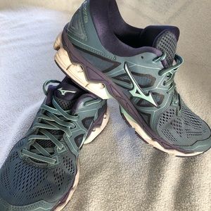 Mizuno Wave Skye Size 8